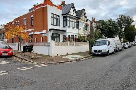 Apartamento Modern Ealing Common Duplex *